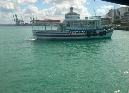 Escuna chegando ao terminal marítimo de Salvador